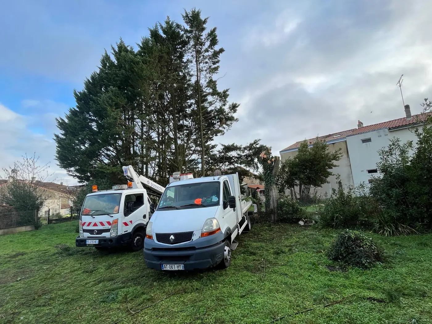 Camions nacelle d'Elagueur Charentais prêts pour un chantier à Royan